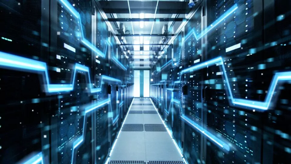Aufnahme eines Korridors in einem funktionierenden Rechenzentrum voller Server und Supercomputer