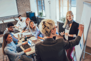 CRM-Potenzial-Workshop | Mehrere Personen in einem Büro mit einem Whiteboard