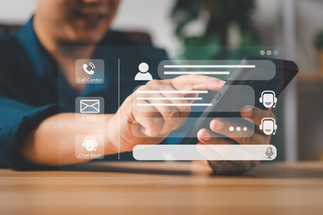 SAP CX | Beitragsbild | Person, die mit dem Finger auf dem Smartphone tippt.