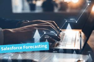 Salesforce Forecasting | Beitragsbild | Person sitzt am Laptop und tippt etwas auf der Tastatur