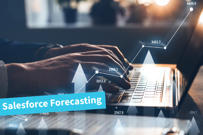 Salesforce Forecasting | Beitragsbild | Person sitzt am Laptop und tippt etwas auf der Tastatur
