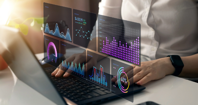 Laptop mit mehreren Reports und Dashboards