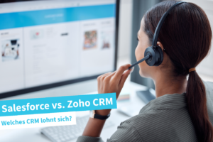 Frau mit Headset arbeitet am Computer mit geöffnetem CRM-System zur Kundenverwaltung und digitalen Vertriebsunterstützung. | Salesforce vs. Zoho CRM