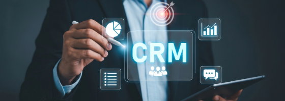 Mann klickt mit Stift auf eingeblendetes CRM-Zeichen.